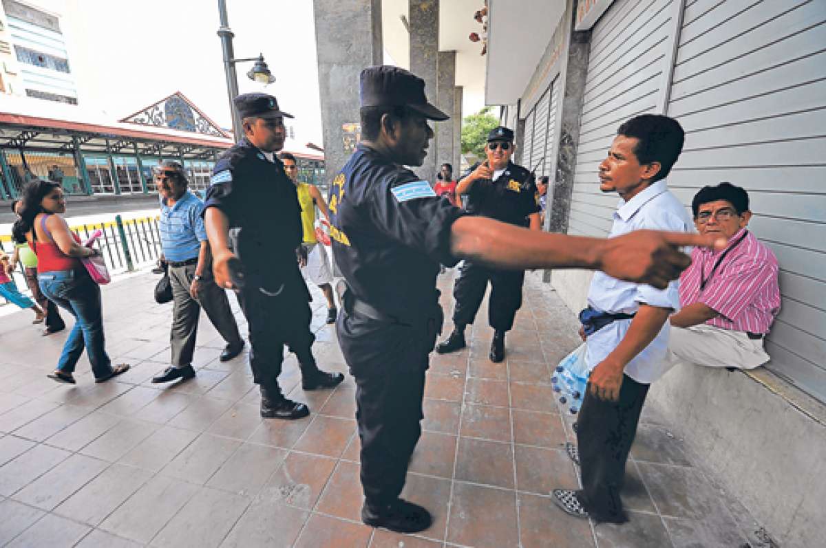 El accionar violento de la Polic&iacute;a Metropolitana para controlar el comercio y el orden en los espacios p&uacute;blicos fue criticado en la carta. Foto: Francisco Ipanaqu&eacute;.