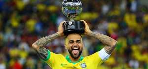 Otro que regresa de Europa: Dani Alves jugar&aacute; en Sao Paulo