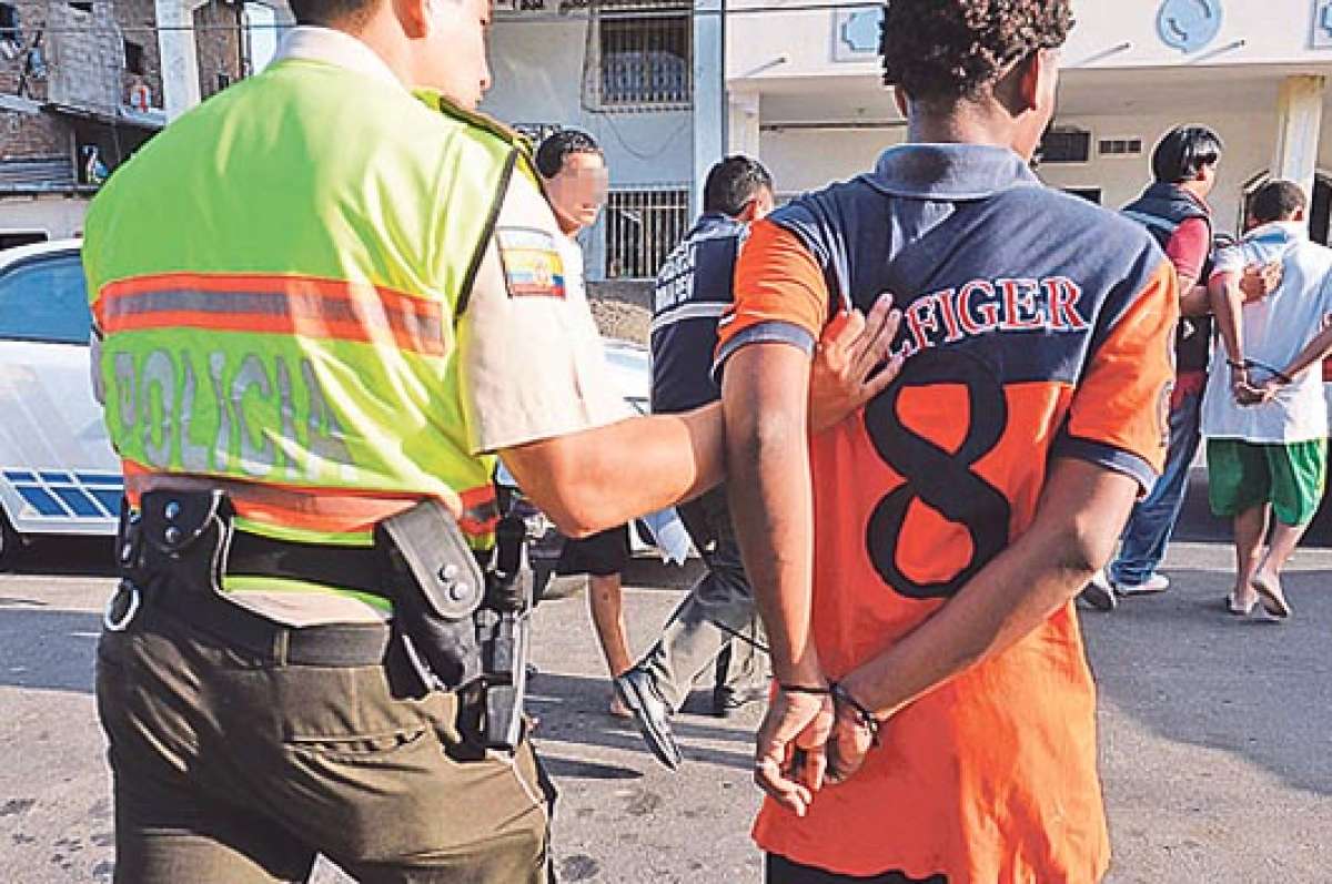 Siete adolescentes fueron trasladados a la Fiscal&iacute;a de Flagrancia tras los enfrentamientos. La Polic&iacute;a investiga si en efecto son menores de edad. Foto:  Karly Torres.