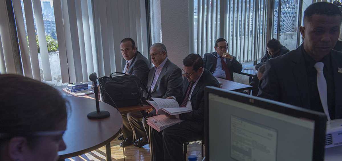 Luis Chiriboga, expresidente de la FEF, junto a sus abogados, durante una de las audiencias que se realizaron por el caso FIFAGate en Ecuador.