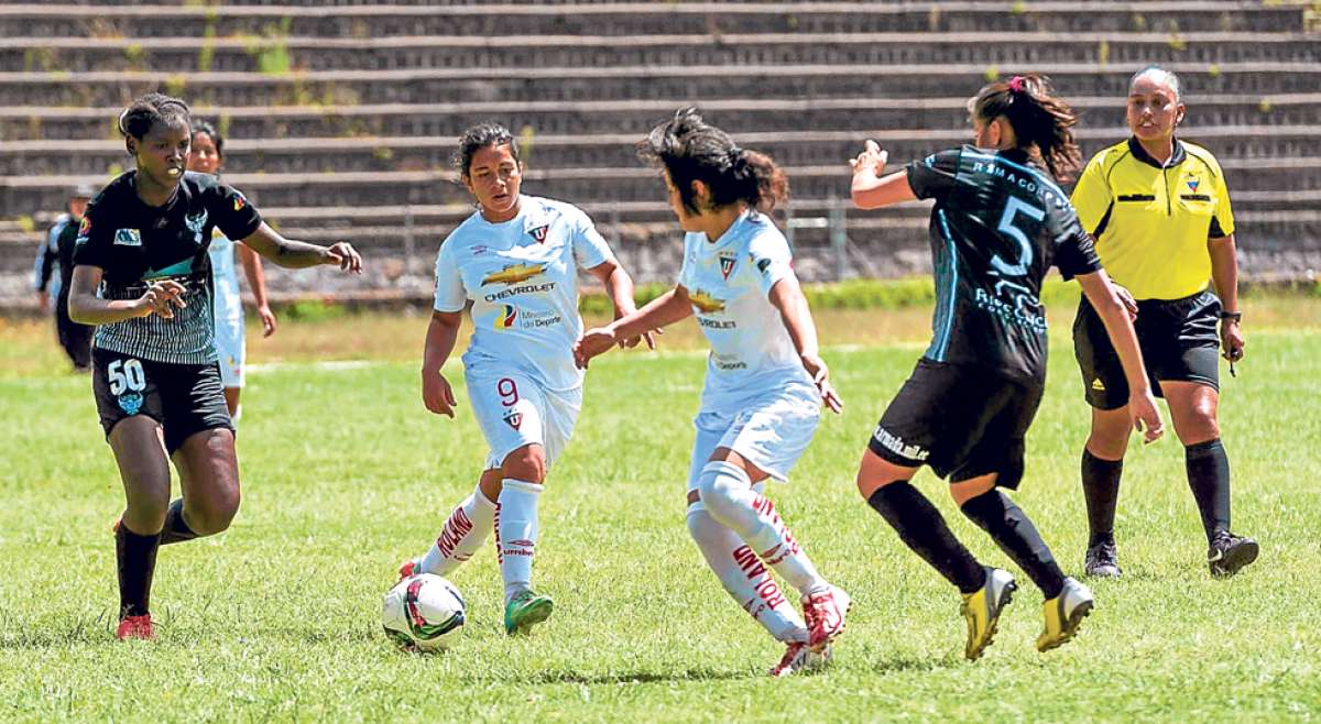 Jazm&iacute;n Reina (9), ariete de Liga, podr&iacute;a ser titular en el partido de hoy ante 7 de Febrero. El duelo es crucial para la &lsquo;U&rsquo;, que busca lugar en las semifinales. Foto: Miguel Jim&eacute;nez / El Tel&eacute;grafo