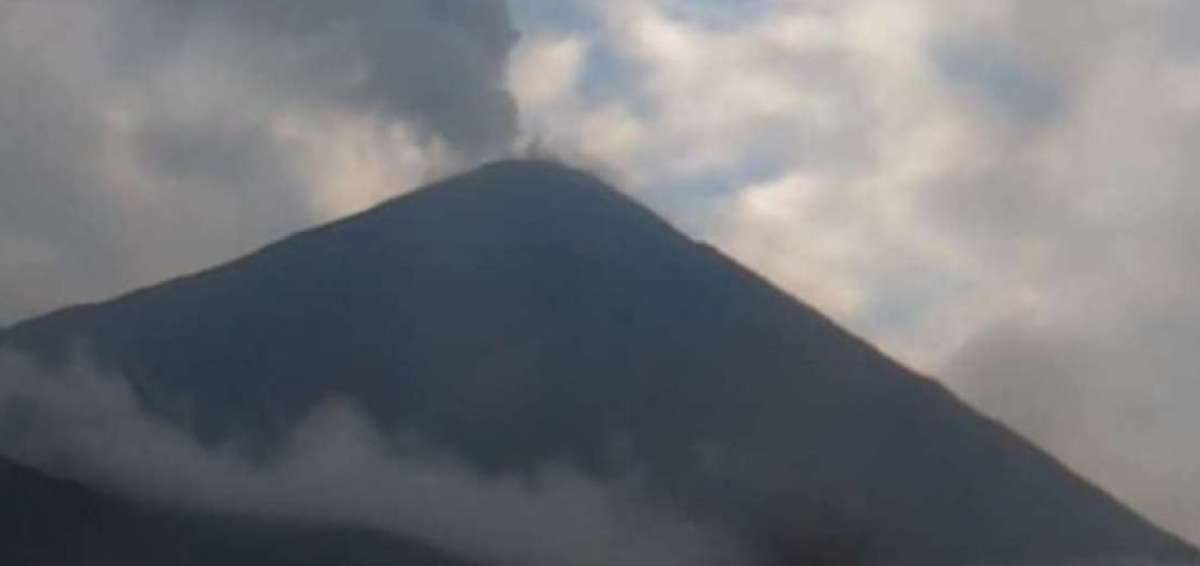 Volc&aacute;n Reventador emite columnas de vapor y ceniza de 500 metros