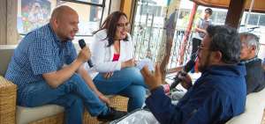 Marcos Vaca (izq.), director de Medios Digitales; junto a Alejandra V&eacute;lez, productora de P&uacute;blica FM, durante la transmisi&oacute;n del programa.