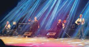 Carlos Subiaga (i) e I&ntilde;aki Uranga ahora tocan las guitarras durante sus conciertos, mientras que Est&iacute;baliz y Amaya, las hermanas mayores de este &uacute;ltimo fusionan sus voces como si se tratara de un coro de m&uacute;sica gospel.  Foto: Marcos Salgado