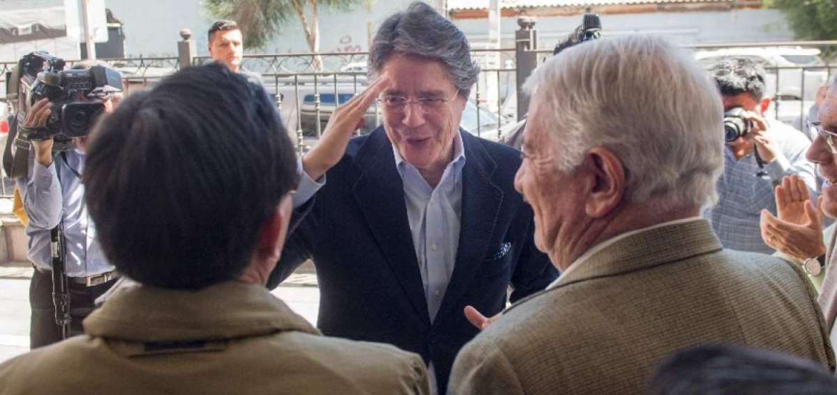 Guillermo Lasso saluda a militares en servicio pasivo durante un acto en Quito.