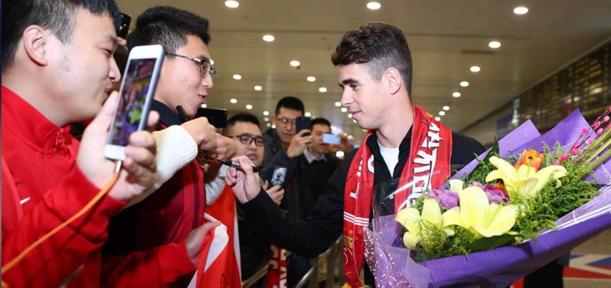 El brasile&ntilde;o Oscar lleg&oacute; el lunes a China en medio de las ovaciones de los aficionados del Shanghai SIPG