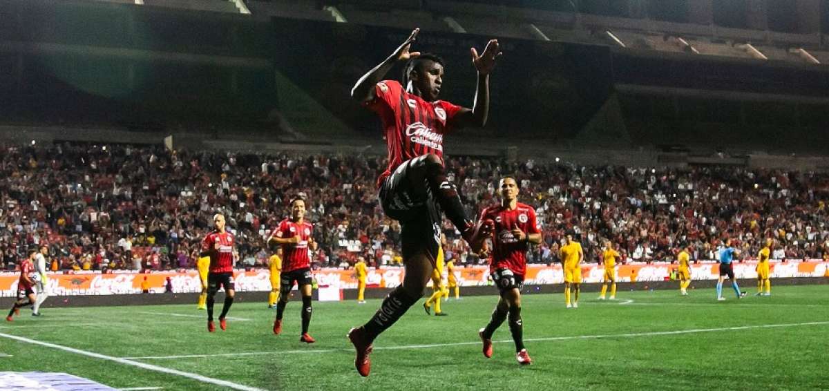 Miler Bola&ntilde;os salva a su equipo de la derrota