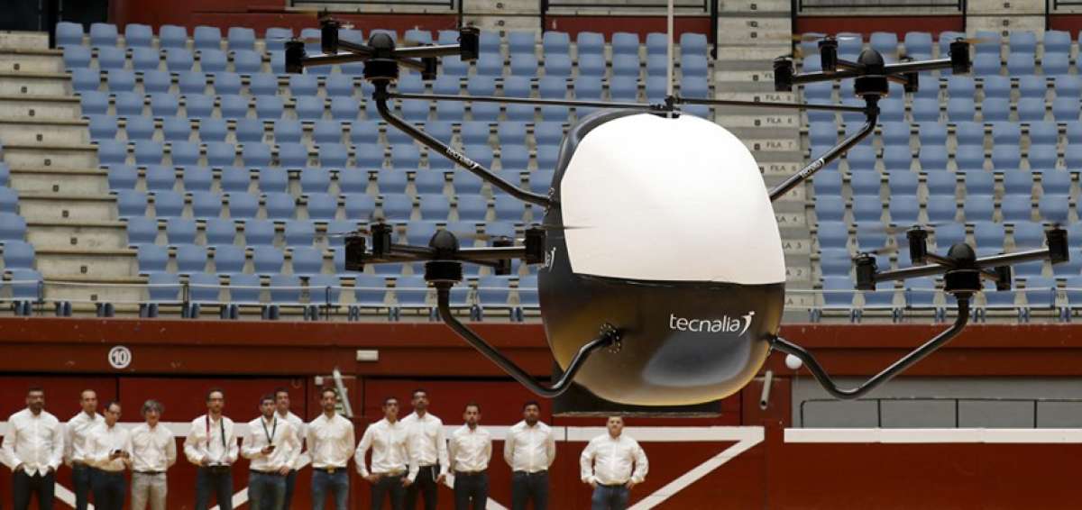 El prototipo de taxi a&eacute;reo se levanta 10 metros del suelo. Tiene capacidad para una persona sentada o de pie.