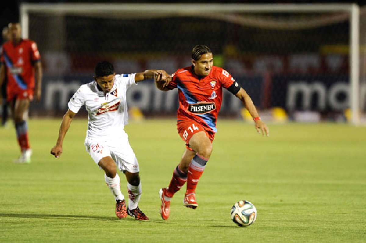 El capit&aacute;n de El Nacional, Marwin Pita (derecha), disputa el esf&eacute;rico con el juvenil de Liga de Quito, Alfredo Intriago, en el partido de ayer. Foto: &Aacute;lvaro P&eacute;rez.