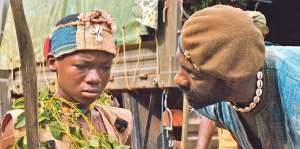 Abraham Attah (izq.) es Agu, un ni&ntilde;o v&iacute;ctima de la guerra civil africana. Aparece junto al actor Idris Elba. Foto: Internet