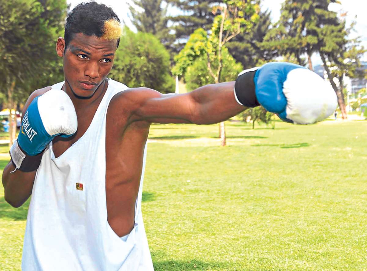 Carlos Mina, el boxeador-cantante (Galer&iacute;a)