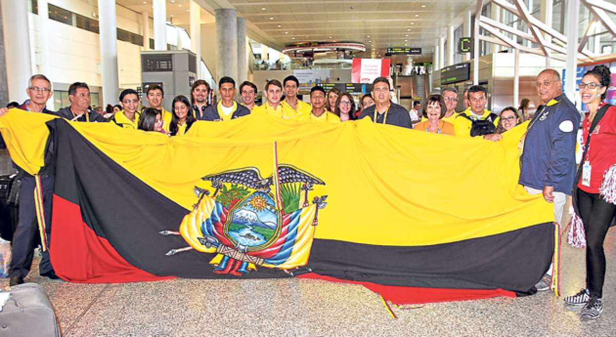 Parte de la delegaci&oacute;n de deportistas ecuatorianos -entre ellos los de polo acu&aacute;tico- a su llegada a Toronto para participar en los Juegos Panamericanos. Foto: cortes&iacute;a