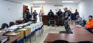 Marco C. y Carlos P.Y., primero y segundo de los sentados a la derecha, llegaron a la audiencia en medio de estrictas medidas de seguridad.