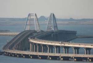 Rusia denuncia un nuevo ataque con dron en el puente de Crimea y suspende el tráfico