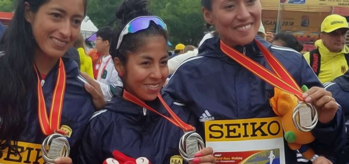 Magaly Bonilla (i), Paola P&eacute;rez y Johanna Ord&oacute;&ntilde;ez exhiben los galardones de plata que las acreditan como subcampeonas del planeta de los 50 kil&oacute;metros marcha en la categor&iacute;a absoluta. Participaron en Taicang, China.