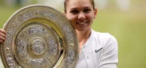 Simona Halep posa con la ensaladera de Wimbledon. Es la duod&eacute;cima ganadora de este torneo que logra el t&iacute;tulo en la primera final que les toc&oacute; jugar. 