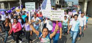 Los asistentes con carteles y arengas motivaron a las v&iacute;ctimas de violencia intrafamiliar a denunciar, sean hombres o mujeres.