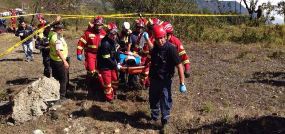 Los bomberos acudieron al sitio para las labores de rescate.  