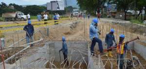 Obreros realizan reparaciones en el puente r&iacute;o Taone que conceta con el nuevo anillo vial del sur de Esmeraldas