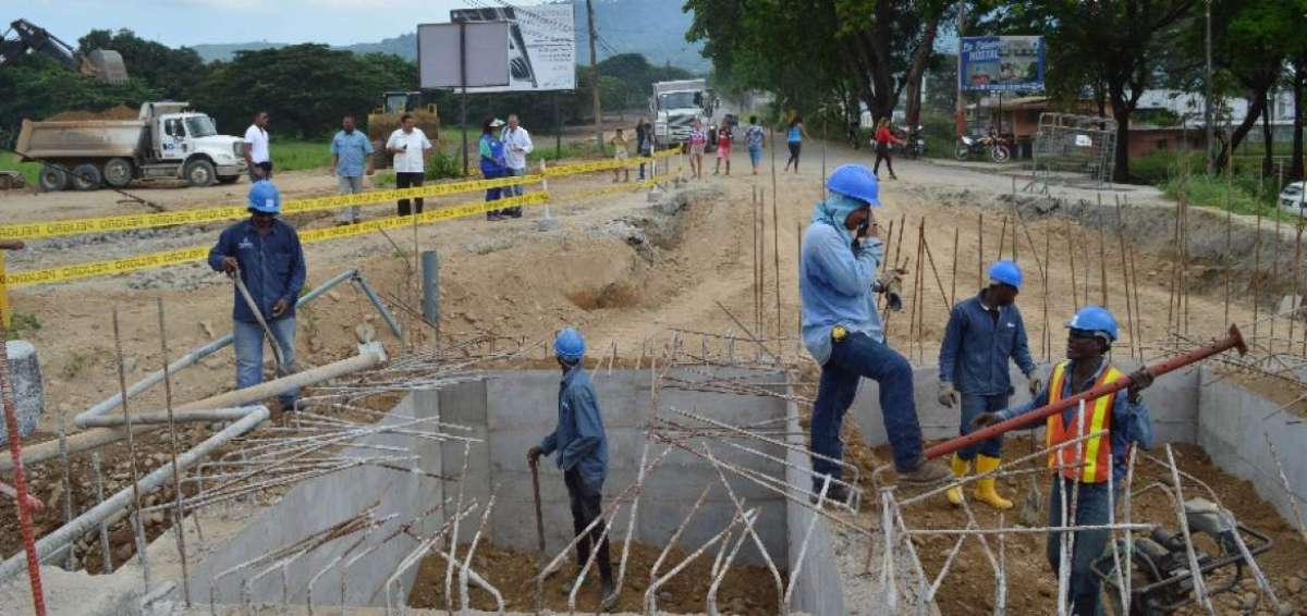 Obreros realizan reparaciones en el puente r&iacute;o Taone que conceta con el nuevo anillo vial del sur de Esmeraldas