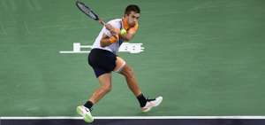 El tenista croata, Borna Coric, devuelve una pelota, durante el partido en el que venci&oacute; al suizo Roger Federer, en las semifinales de Shangh&aacute;i.