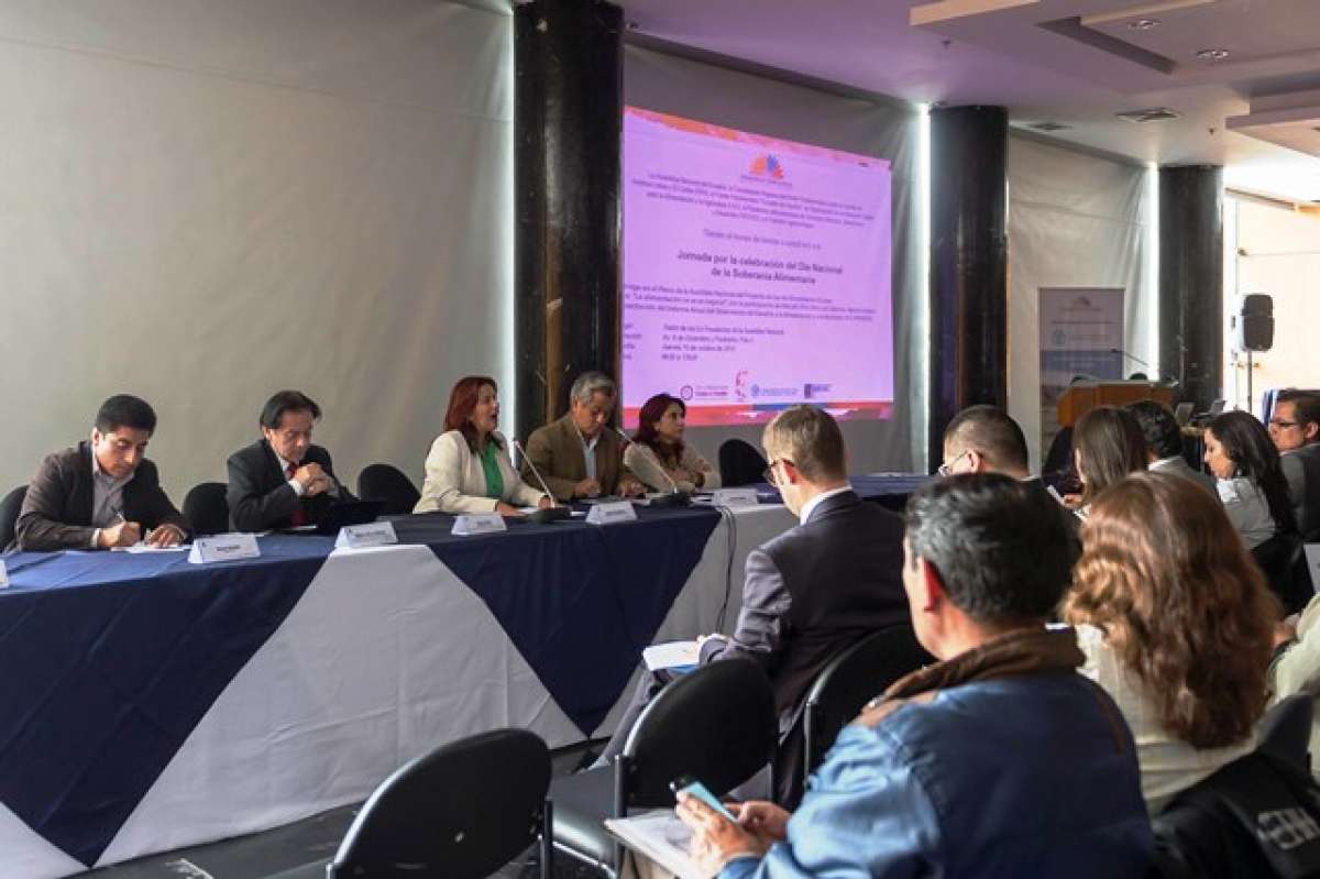Uno de los principales ejes de la discusi&oacute;n fue sobre la alimentaci&oacute;n como un negocio o como un derecho. Foto: Miguel Jim&eacute;nez / El Tel&eacute;grafo
