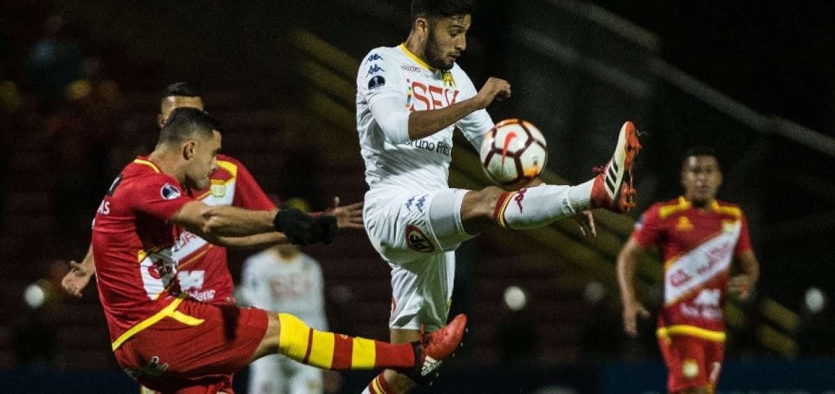 El delantero de Uni&oacute;n Espa&ntilde;ola Tob&iacute;as Figueroa (d) salta por el bal&oacute;n ante Sport Huancayo hoy, jueves 8 de marzo de 2018, en un partido entre Sport Huancayo de Per&uacute; y Uni&oacute;n Espa&ntilde;ola de Chile por la Copa Sudamericana jugado en el estadio Huancayo en la ciudad de Huancayo.