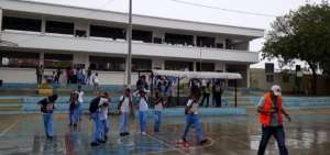 Estudiantes de la Unidad Educativa Oc&eacute;ano Pac&iacute;fico, de San Clemente, practican evacuaci&oacute;n previo al simulacro.