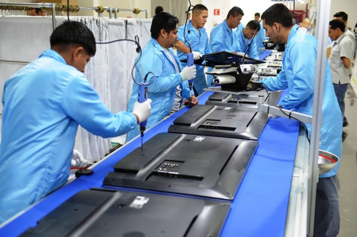 Son 55 personas las que trabajan en el proceso de producci&oacute;n de los televisores. Foto: Miguel Castro / El Tel&eacute;grafo