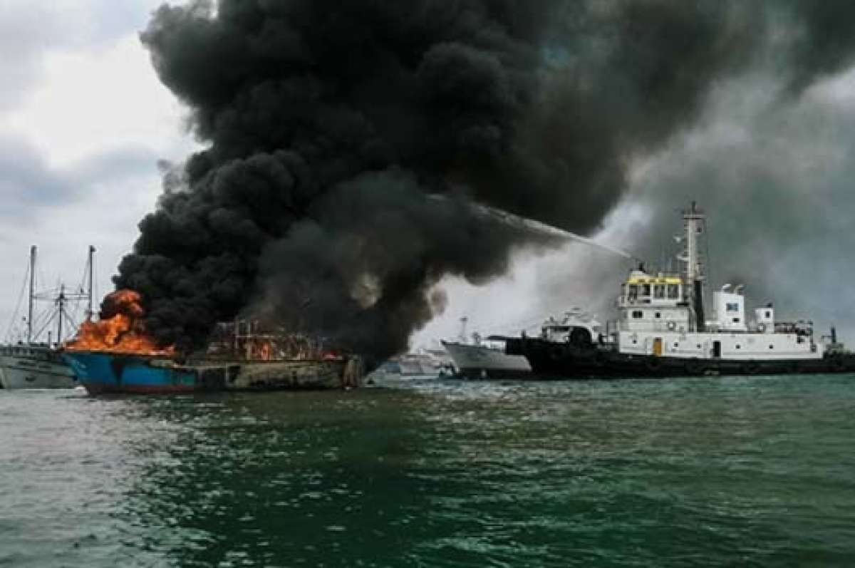 El barco de propiedad de la familia Parrales se quem&oacute; en el 60 %, el pasado domingo, en el puerto de Manta. Foto: Dayse Pico / para El Tel&eacute;grafo