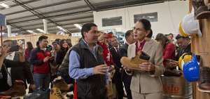 La ministra de Productividad, Eva Garc&iacute;a, recorri&oacute; establecimientos, junto a funcionarios locales y empresarios.