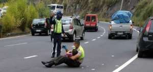 Imagen de polic&iacute;a que consuela a ni&ntilde;o tras accidente de tr&aacute;nsito se vuelve viral