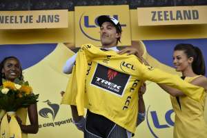 Fabian Cancellara recibe su maillot de l&iacute;der en el Tour. Foto: AFP