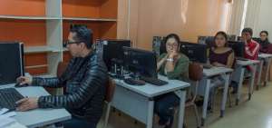Aspirantes rinden examen para obtener una beca de posgrado