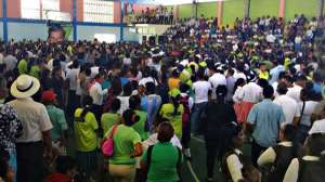 Decenas de personas asisten a la misa por el fallecido alcalde de Muisne, en el coliseo de Deportes Olmedo Perdono Franco. Foto: Twitter Ministerio del Interior