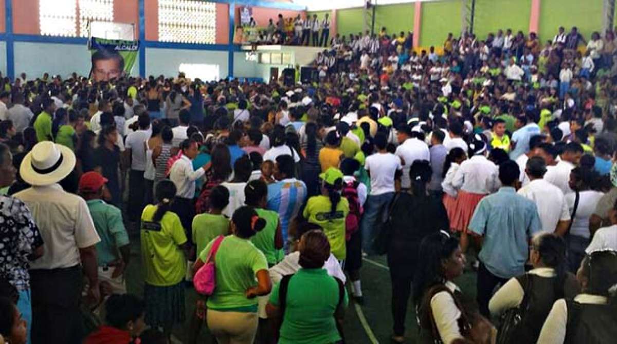 Decenas de personas asisten a la misa por el fallecido alcalde de Muisne, en el coliseo de Deportes Olmedo Perdono Franco. Foto: Twitter Ministerio del Interior
