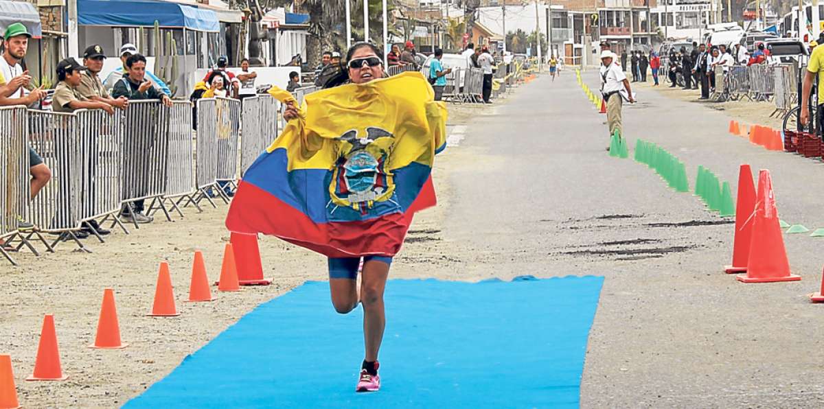 La triatleta Mar&iacute;a Cristina F&aacute;rez muestra la Bandera Nacional durante una de las &uacute;ltimas pruebas que gan&oacute;. Foto: Cortes&iacute;a