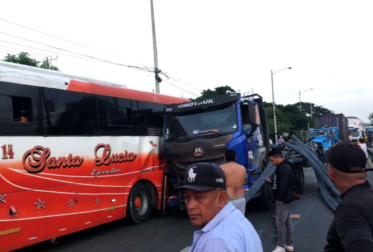 Tres heridos y caos vehicular tras choque entre bus y cami&oacute;n en la v&iacute;a a Daule