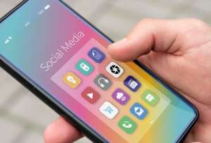 La aplicaci&oacute;n muestra un bot&oacute;n verde que los usuarios deben presionar cada d&iacute;a para confirmar que est&aacute;n bien.