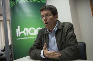 Carlos &Aacute;vila, coordinador acad&eacute;mico de la Universidad Regional Amaz&oacute;nica