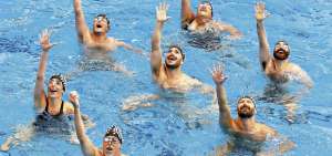 Equipo  de nado sincronizado mixto durante los Gay Games Par&iacute;s en el a&ntilde;o 2018. 