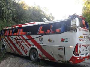El bus de la cooperativa Reina del Camino, tras perder pista, qued&oacute; en mitad de la v&iacute;a. Foto: Cortes&iacute;a
