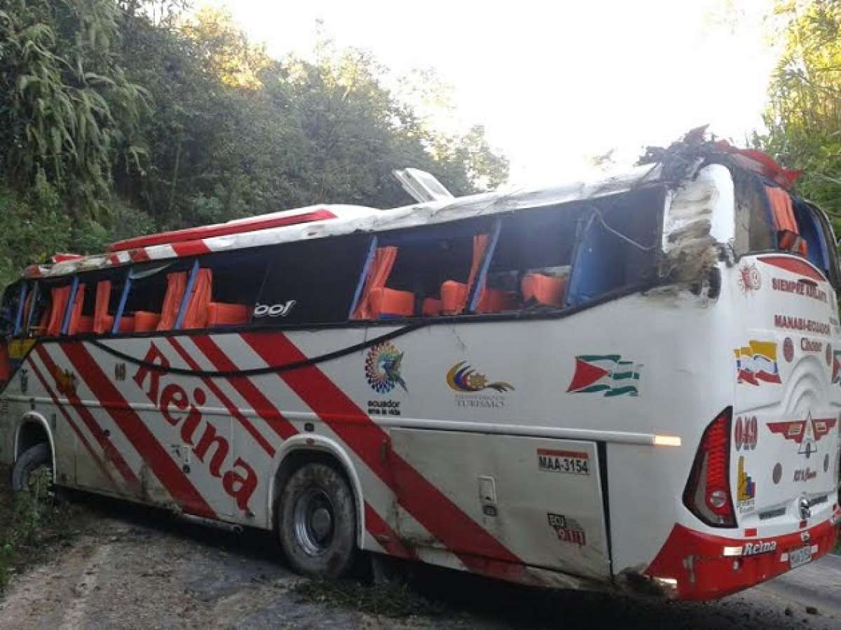 El bus de la cooperativa Reina del Camino, tras perder pista, qued&oacute; en mitad de la v&iacute;a. Foto: Cortes&iacute;a