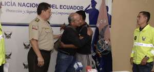 El padre y su hijo se abrazaron al reencontrarse despu&eacute;s de 29 a&ntilde;os. La reuni&oacute;n se logr&oacute; gracias a labores investigativas de la Polic&iacute;a.