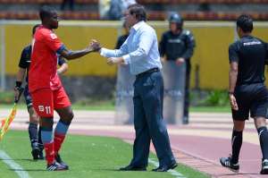 El delantero ecuatoriano Carlos Tenorio (izq.) saluda con el director t&eacute;cnico Carlos Sevilla (der.) luego del segundo gol de El Nacional. Foto: Marco Salgado |  El Tel&eacute;grafo