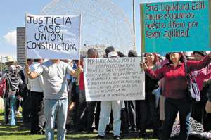 Las familias perjudicadas de varias empresas inmobiliarias  han realizado  plantones  para exigir a las autoridades judiciales e institucionales la devoluci&oacute;n del dinero que entregaron para adquirir una vivienda, que no les dieron. Foto: MIGUEL JIM&Eacute;NEZ