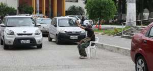 Un hombre desconocido entra todos los d&iacute;as con sillas pl&aacute;sticas y las ubica en los estacionamientos de la alma mater p&uacute;blica porte&ntilde;a. &Eacute;l coloca el obst&aacute;culo para cobrar por el espacio. 