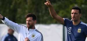 Lionel Messi y  Lionel Scaloni, ahora entrenador interino de la selecci&oacute;n argentina, en una foto de archivo. 
