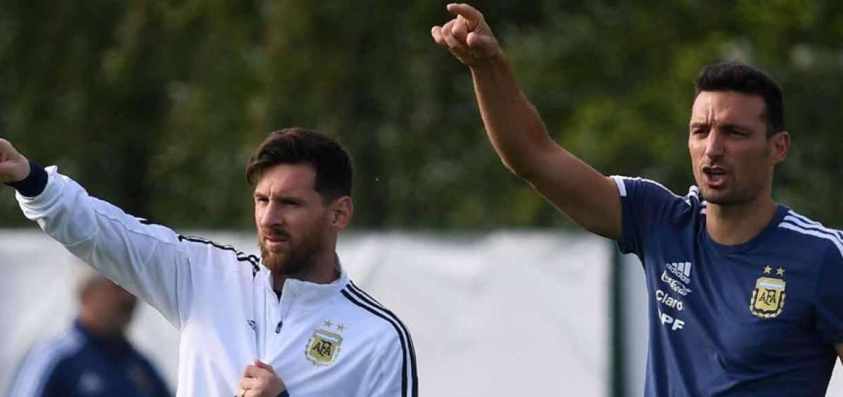 Lionel Messi y  Lionel Scaloni, ahora entrenador interino de la selecci&oacute;n argentina, en una foto de archivo. 