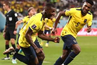 Moisés Caicedo (izq.) batió dos marcas con su gol frente a los senegaleses. 